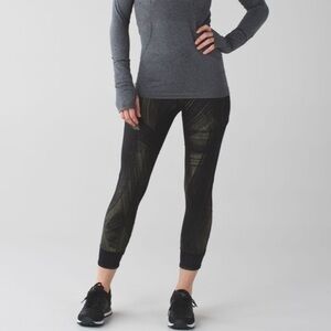 Lululemon - Fresh Mesh Windchill Run Crop - Fatigue and Black - sz 6